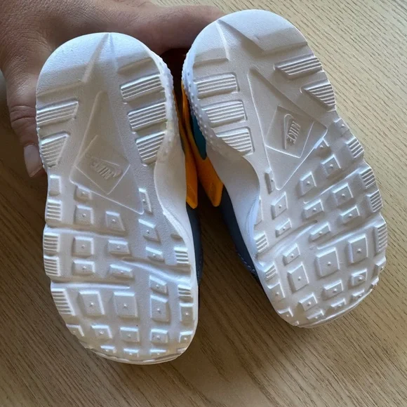Nike Huarache Toddler Sneaker | Size 6C - Picture 3 of 7